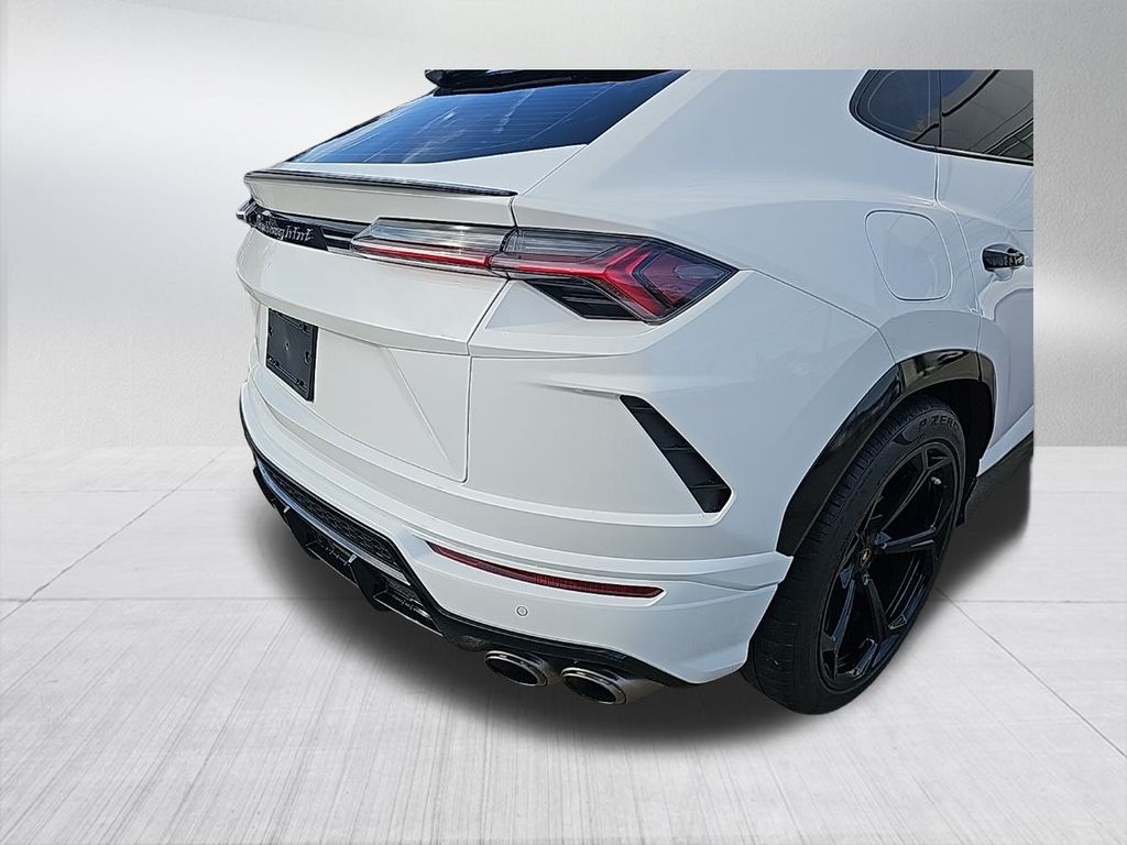 2022 Lamborghini Urus Base 10