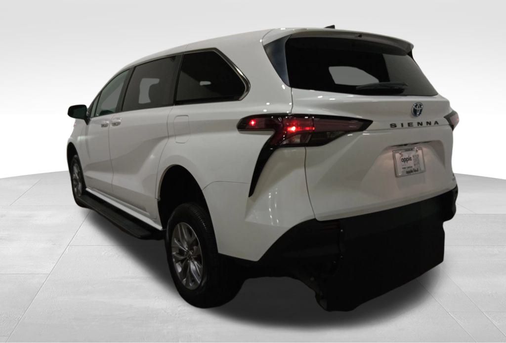 2024 Toyota Sienna LE