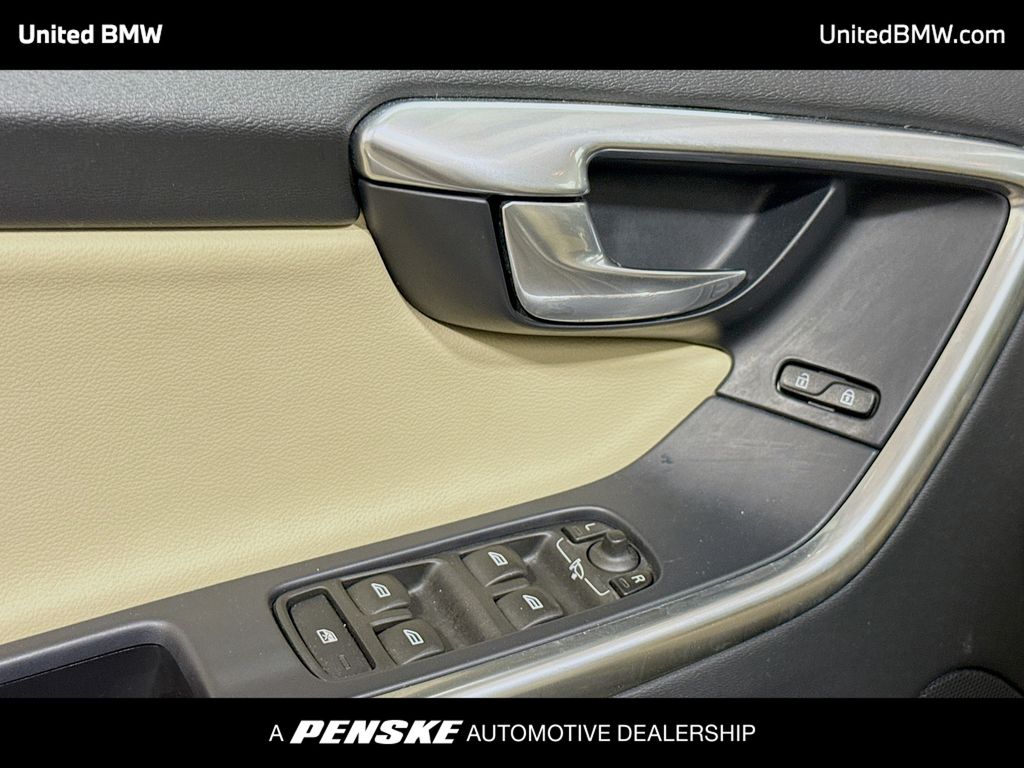 Thumbnail: 2016 Volvo XC60 - 3