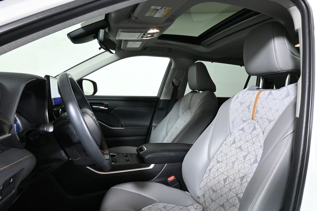 Thumbnail: 2023 Toyota Highlander - 15