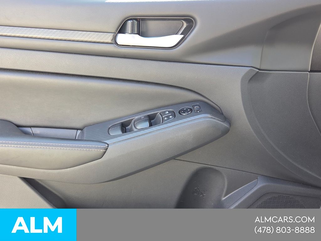 Used 2025 White Nissan 2.5 SV image 29