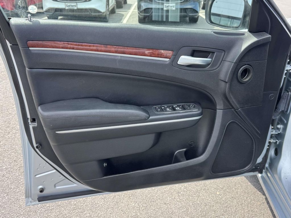 2013 Chrysler 300 Base - Photo 26