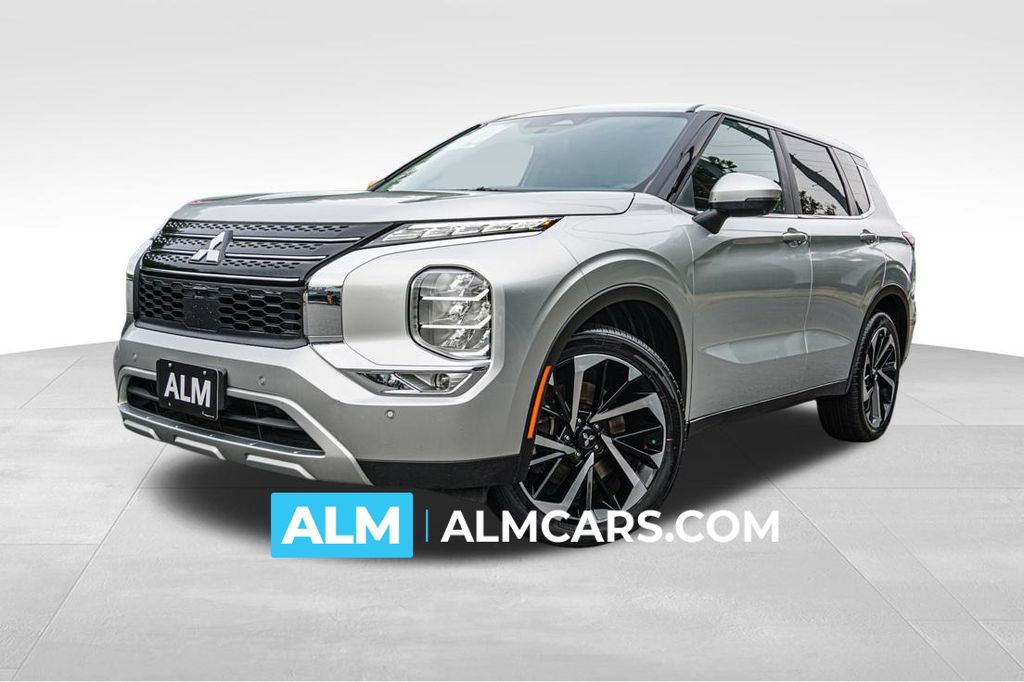 2023 Mitsubishi Outlander SE's photo