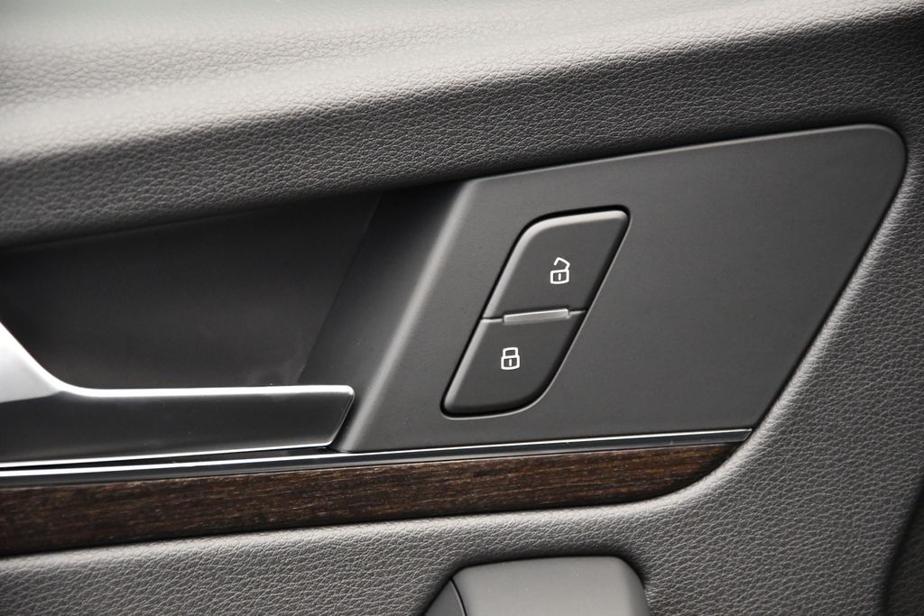 Thumbnail: 2025 Audi Q5 - 30