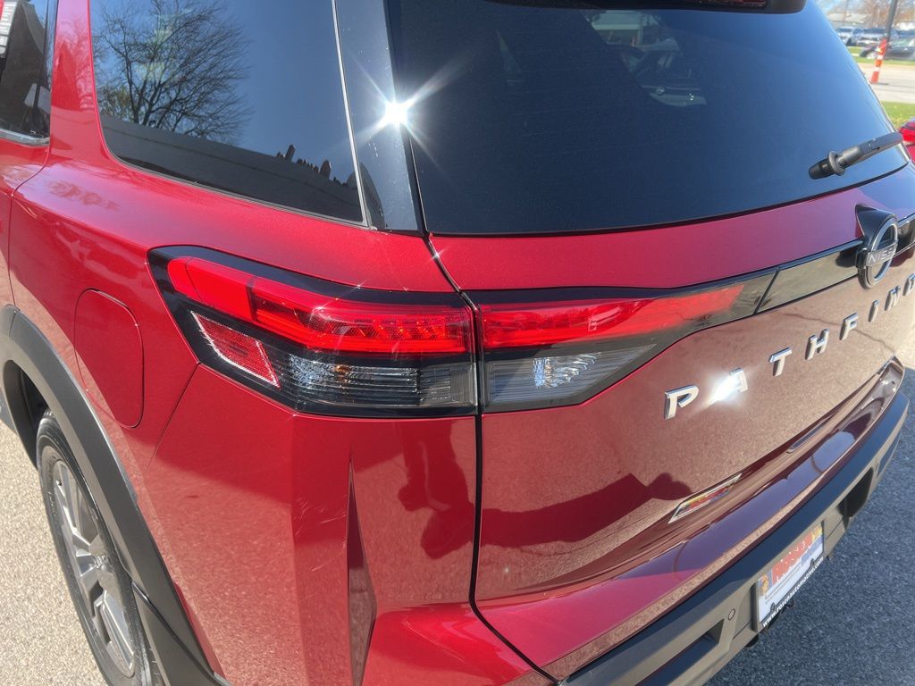 2022 Nissan Pathfinder SV photo