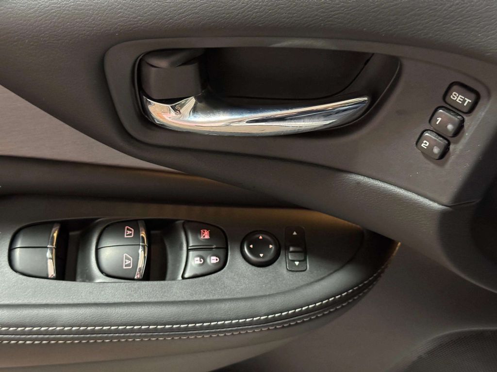 Used 2023 Pearl White Tricoat Nissan SL image 18