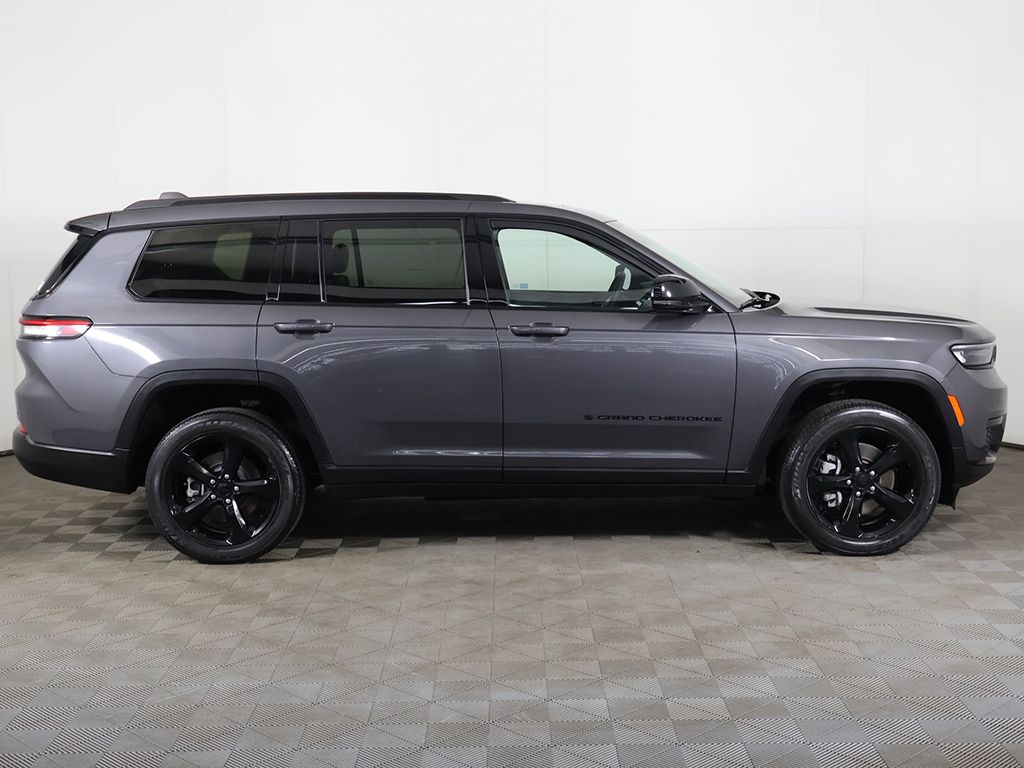 Used 2023 Gray Jeep Altitude image 19