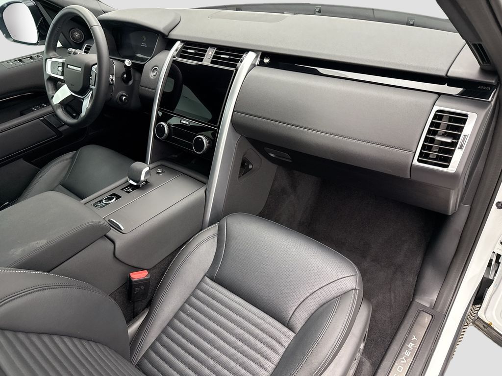 Thumbnail: 2025 Land Rover Discovery - 15