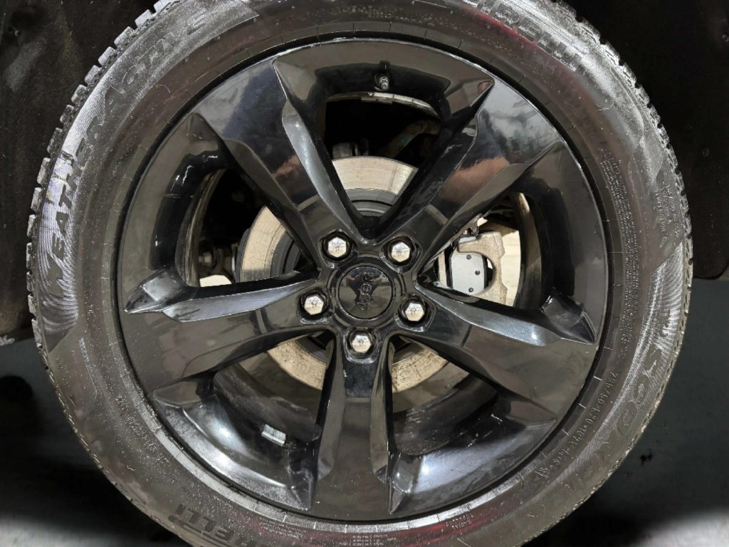 Used 2024 Diamond Black Crystal Pearlcoat Jeep Limited image 30
