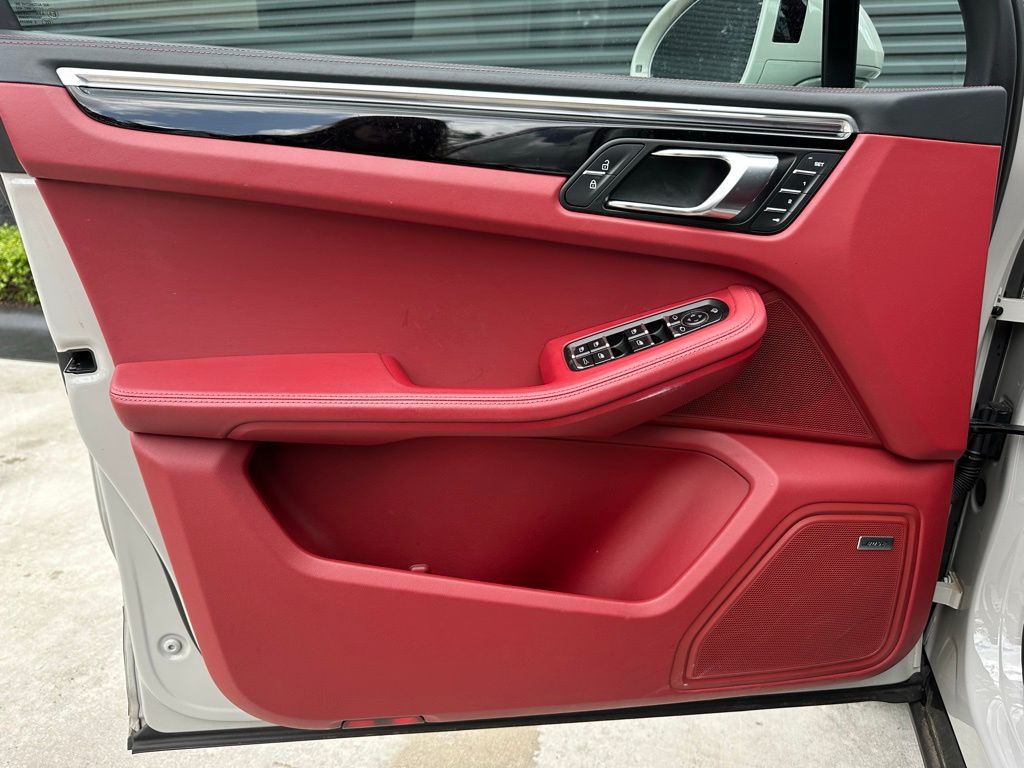 Thumbnail: 2023 Porsche Macan - 20