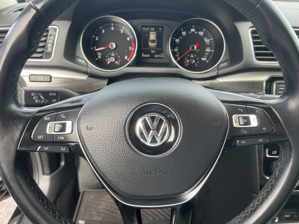 2018 Volkswagen Passat 2.0T SE 32