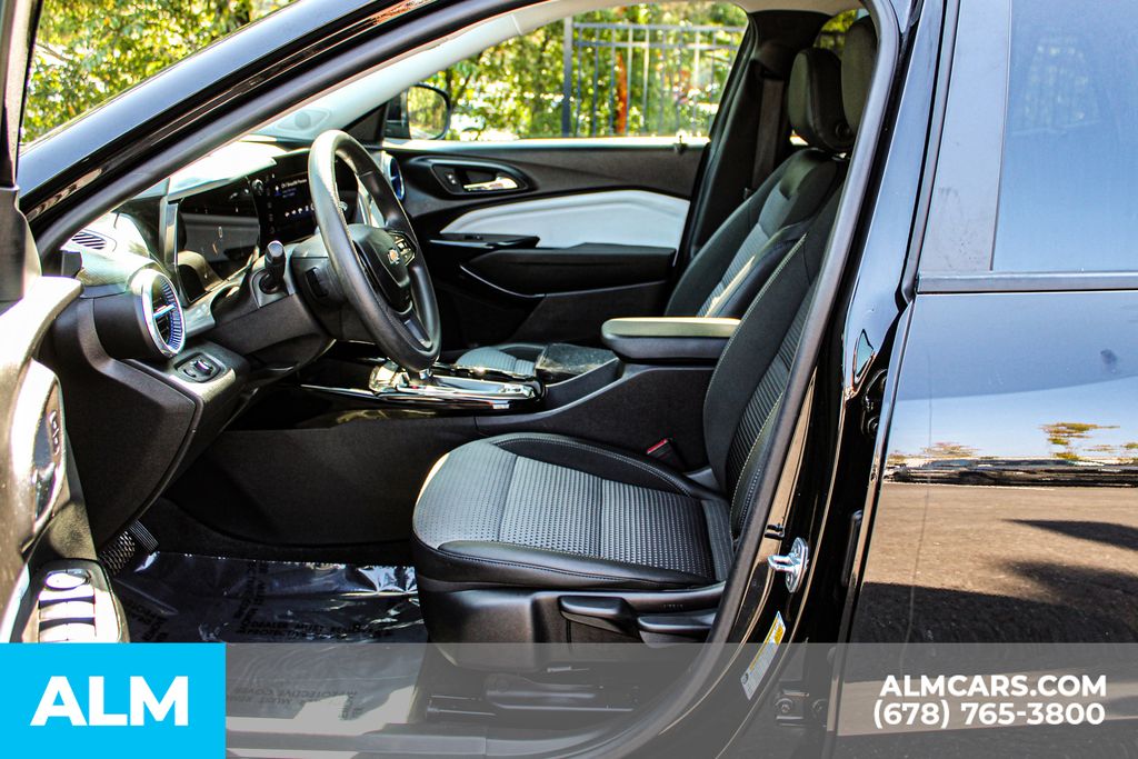 2024 Chevrolet Trax LT photo 16