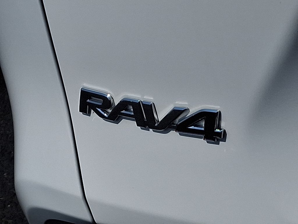2024 Toyota RAV4 XLE 32