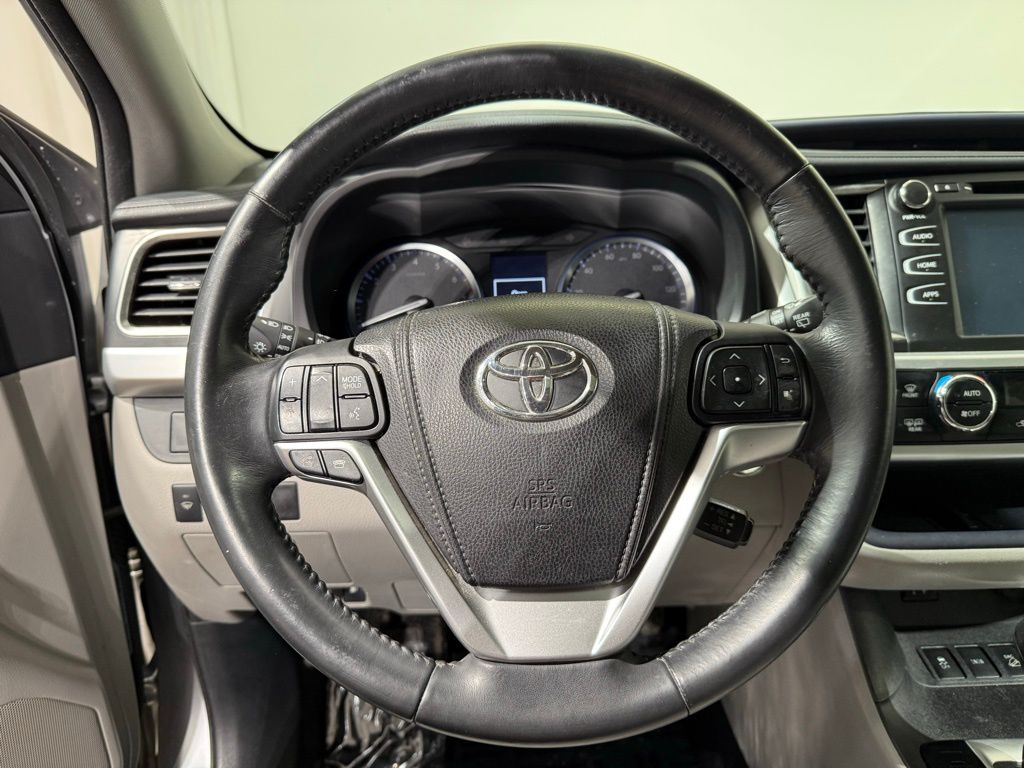 Thumbnail: 2015 Toyota Highlander - 25