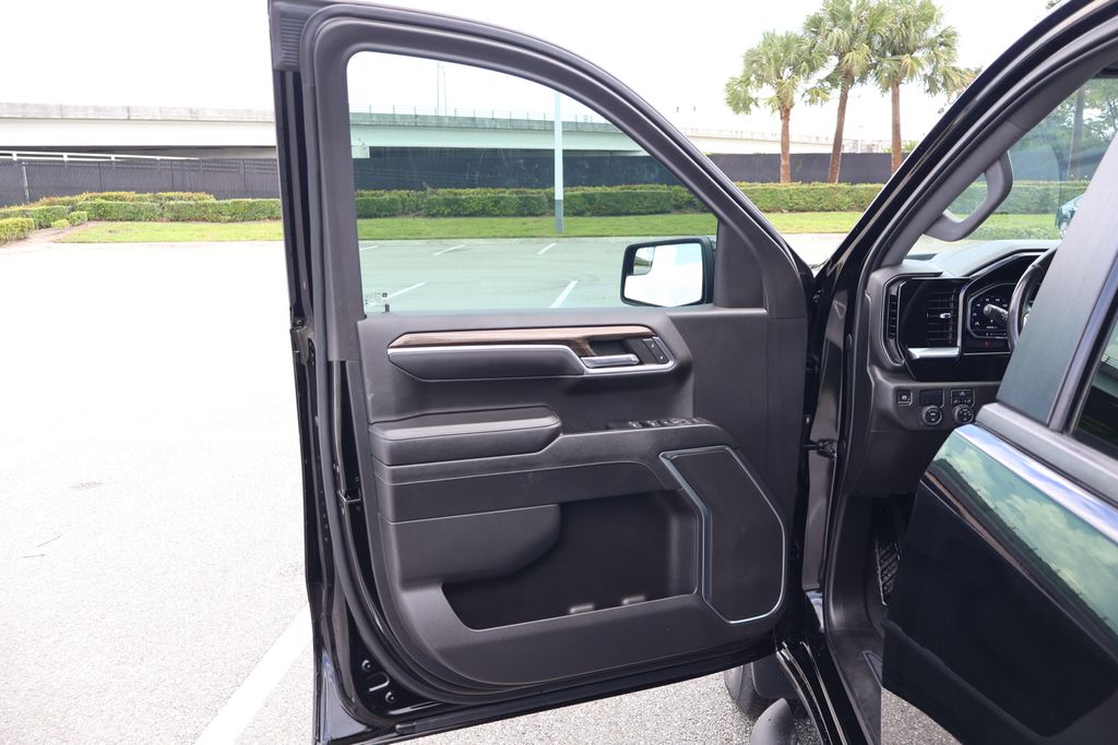 Thumbnail: 2022 Chevrolet Silverado 1500 - 16
