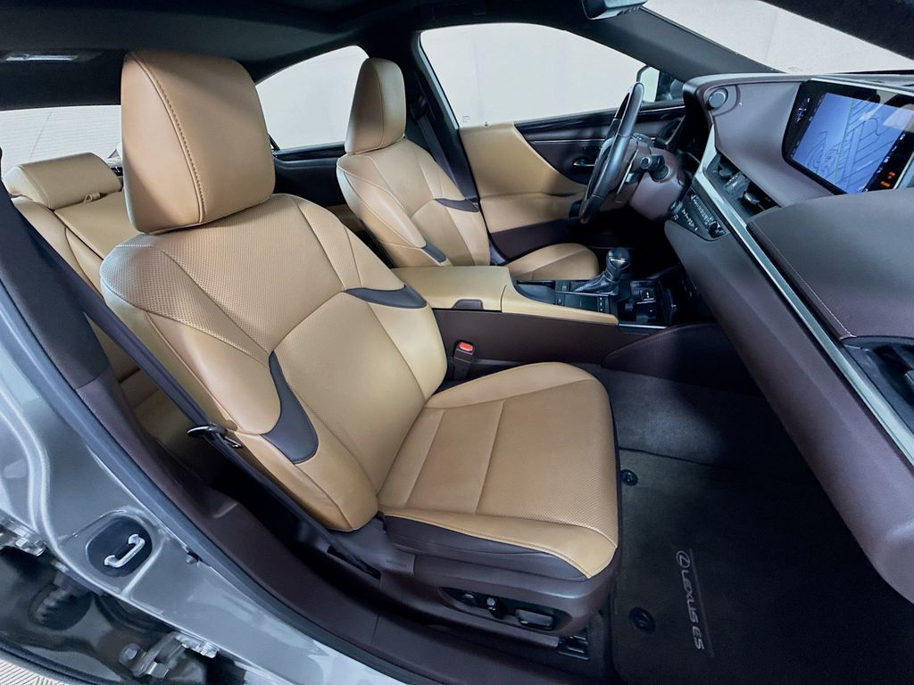 Thumbnail: 2020 Lexus ES - 29