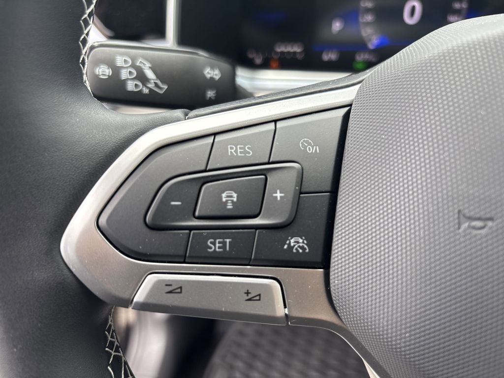 New 2025 Deep Black Volkswagen 1.5T SE image 12