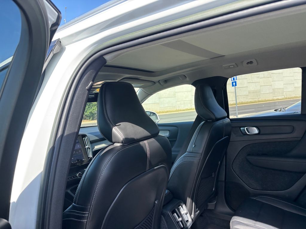 Used Car 2023 Volvo Xc40  B5 Plus Bright Theme For Sale Under $30,000 In Austin, Texas