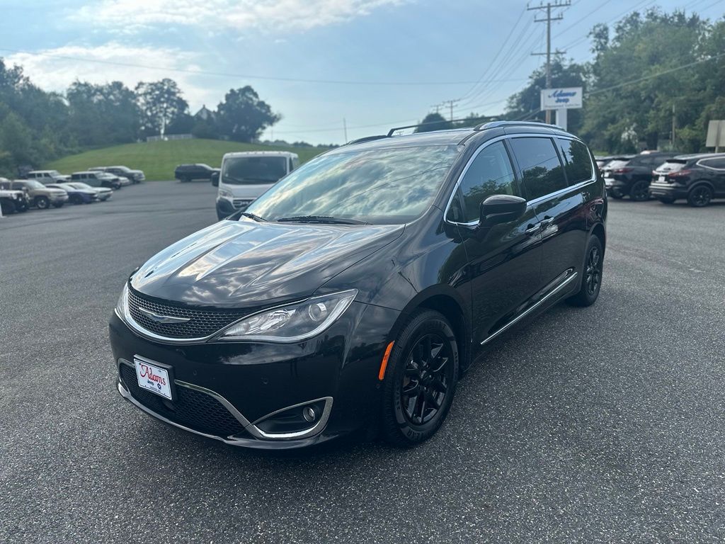 Brilliant Black Crystal Pearlcoat 2020 Chrysler Pacifica Minivan Front-Wheel Drive 9-Speed Automatic