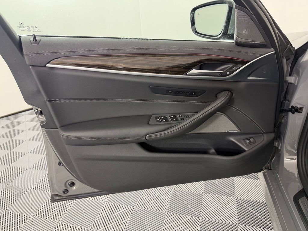 Thumbnail: 2022 BMW 5 Series - 16