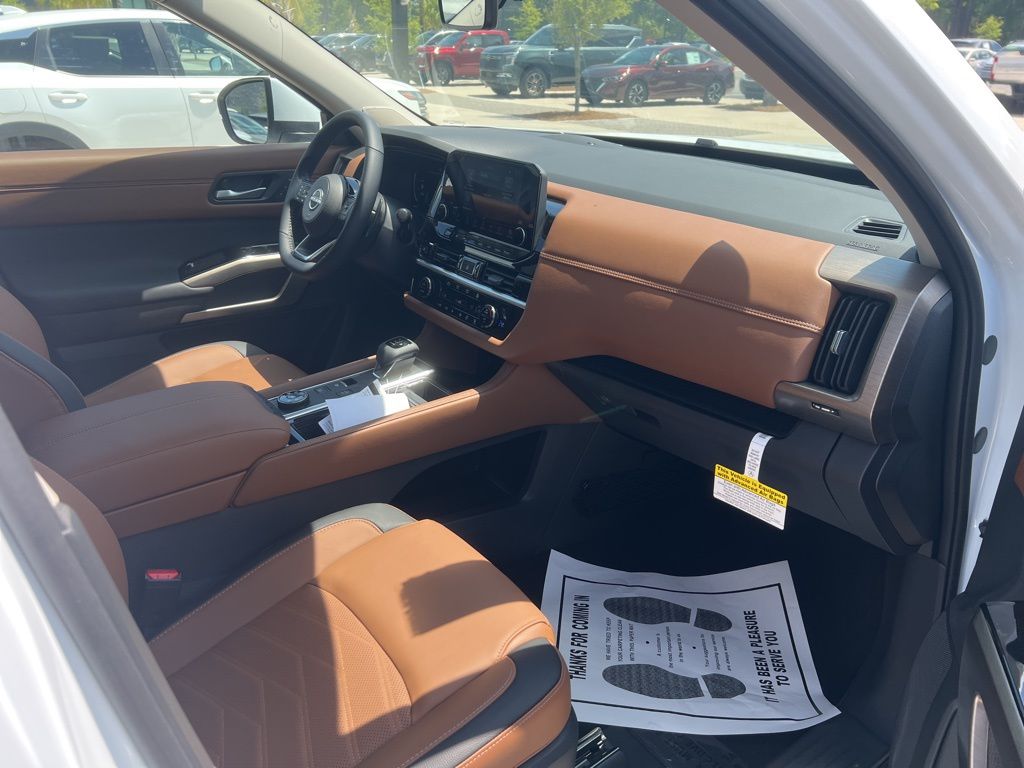 2025 Everest White Pearl Tricoat Nissan Pathfinder Platinum 4X4 SUV