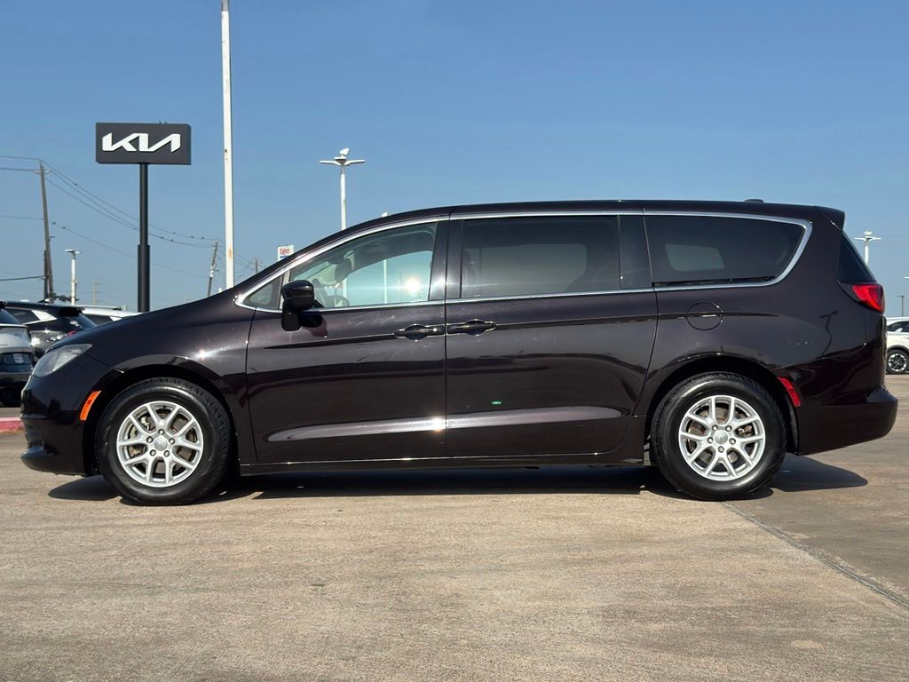 2017 Chrysler Pacifica LX - 10