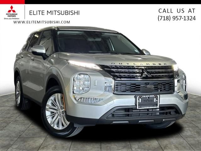 2024 Mitsubishi Outlander ES's photo