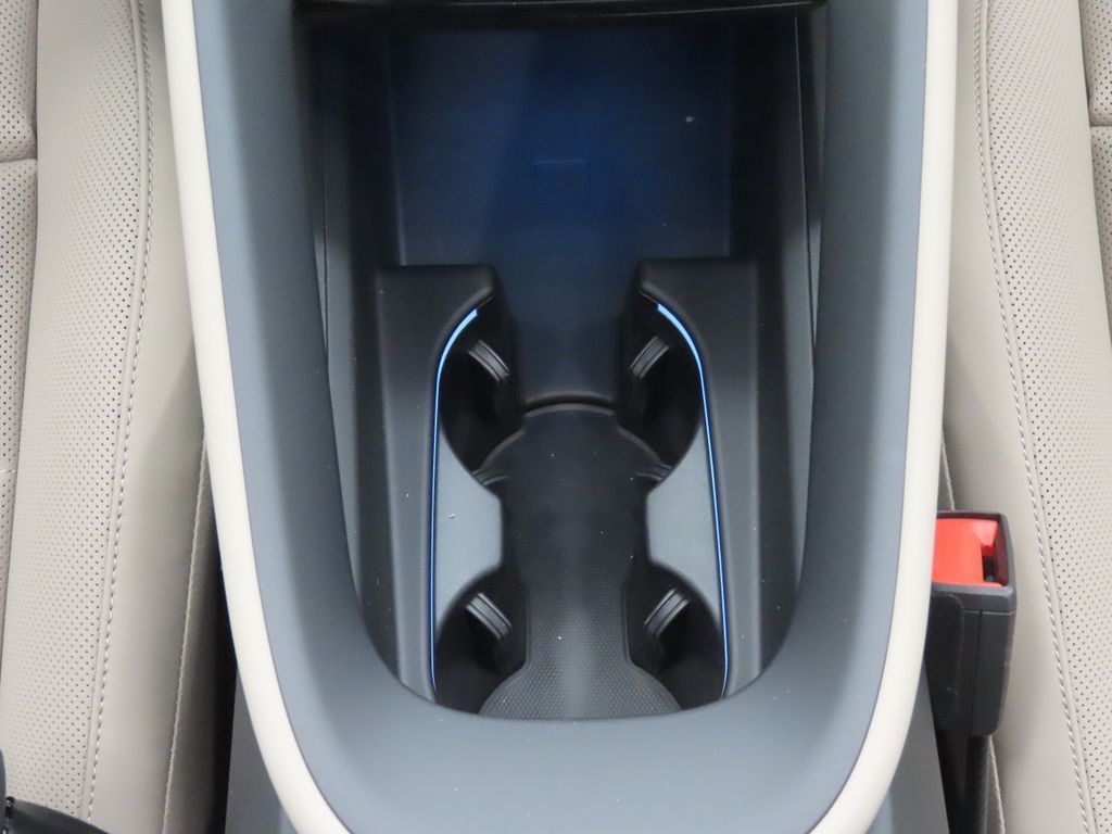 Thumbnail: 2026 Porsche Macan - 30