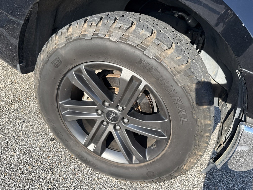 Used 2017 Black Ford XLT image 4