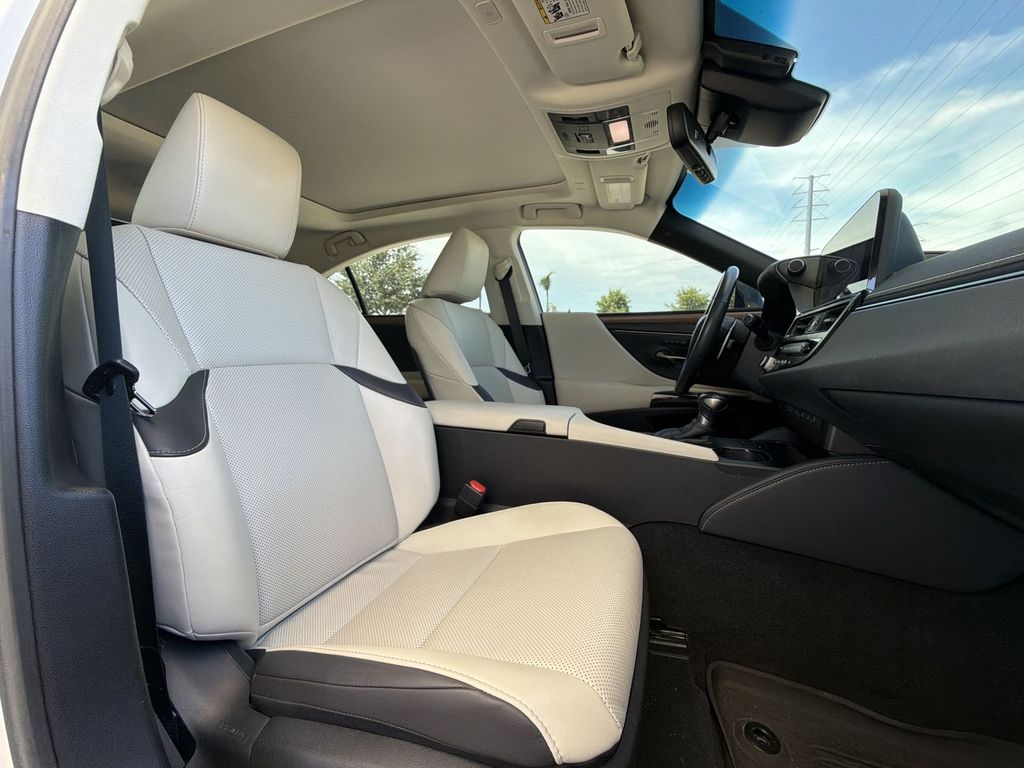 Thumbnail: 2023 Lexus ES - 16