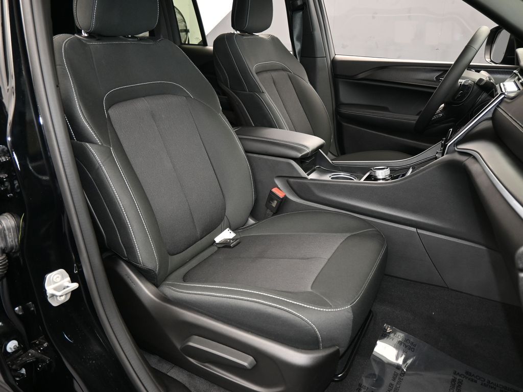 Used 2025 Diamond Black Crystal Pearlcoat Jeep Laredo image 46