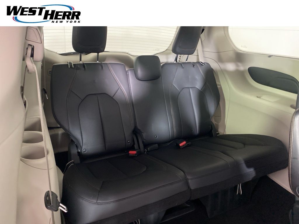 Used 2018 Silver Chrysler Touring L image 16