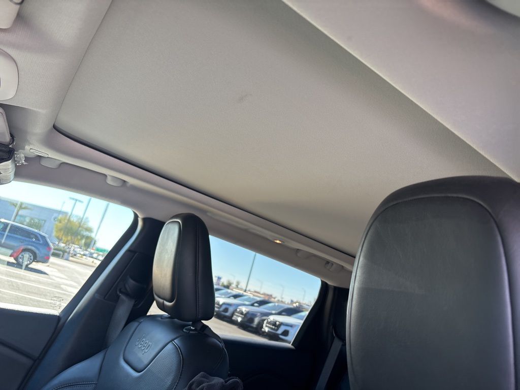 Thumbnail: 2019 Jeep Cherokee - 9