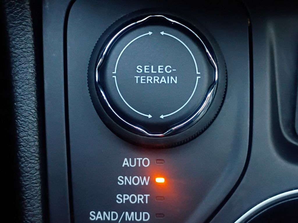 Used Car 2023 Jeep Cherokee  Altitude For Sale Under $25,000 In Austin, Texas