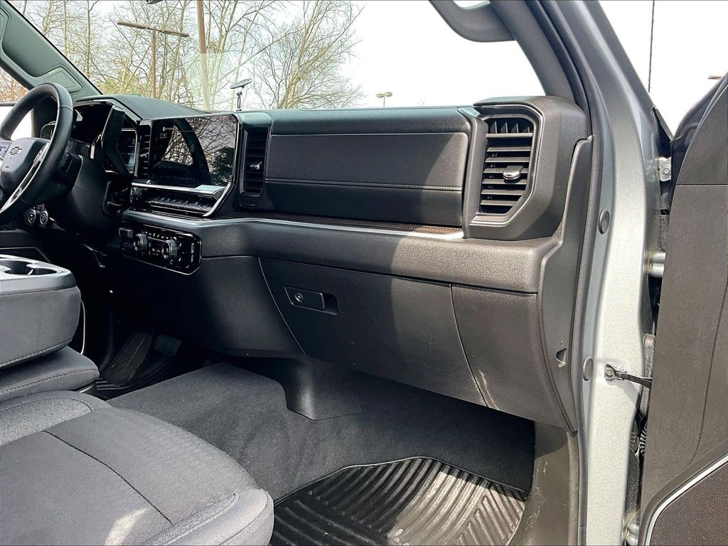 2026 Chevrolet Silverado 1500 — photo 13