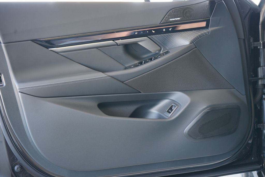 Thumbnail: 2026 BMW i5 - 10