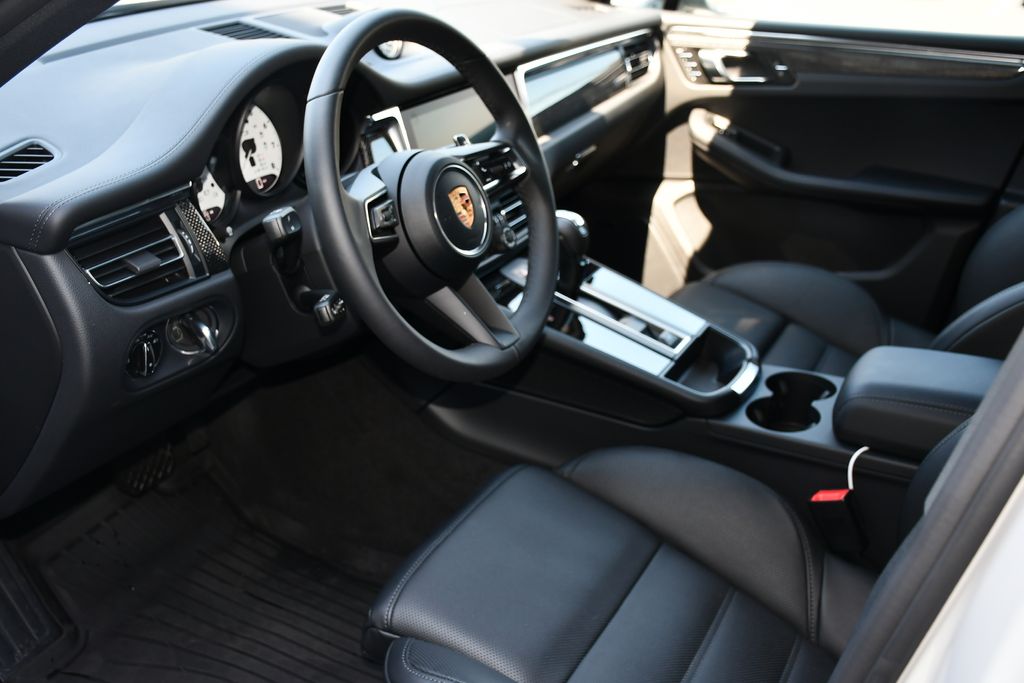 Thumbnail: 2026 Porsche Macan - 6