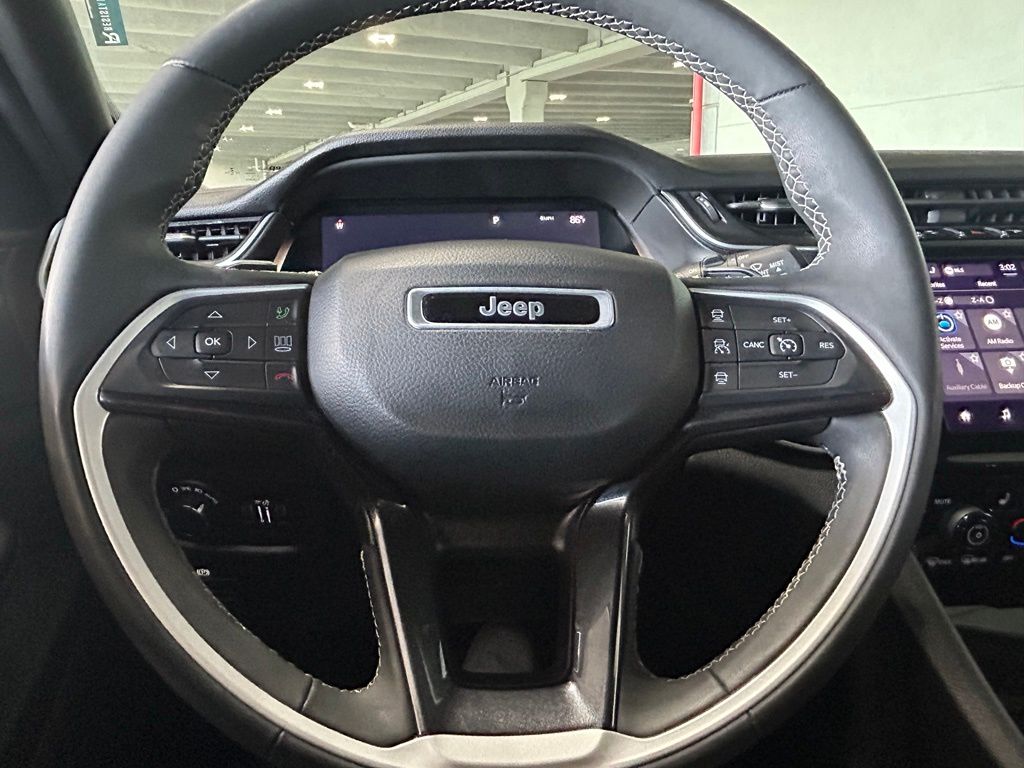 Used 2023 Diamond Black Crystal Pearlcoat Jeep Altitude image 28