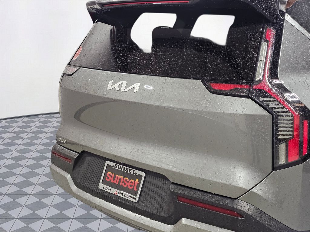 Used 2024 Gray Kia Wind image 13