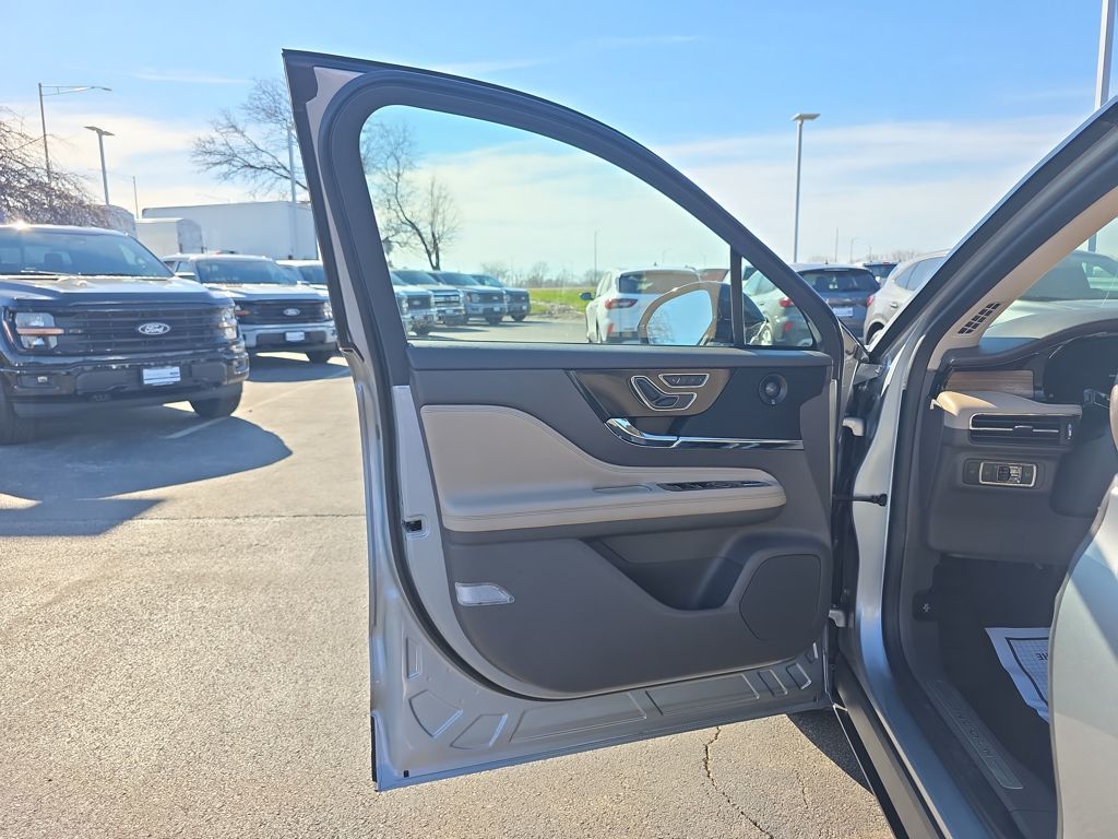 Used 2022 Silver Lincoln Reserve image 15