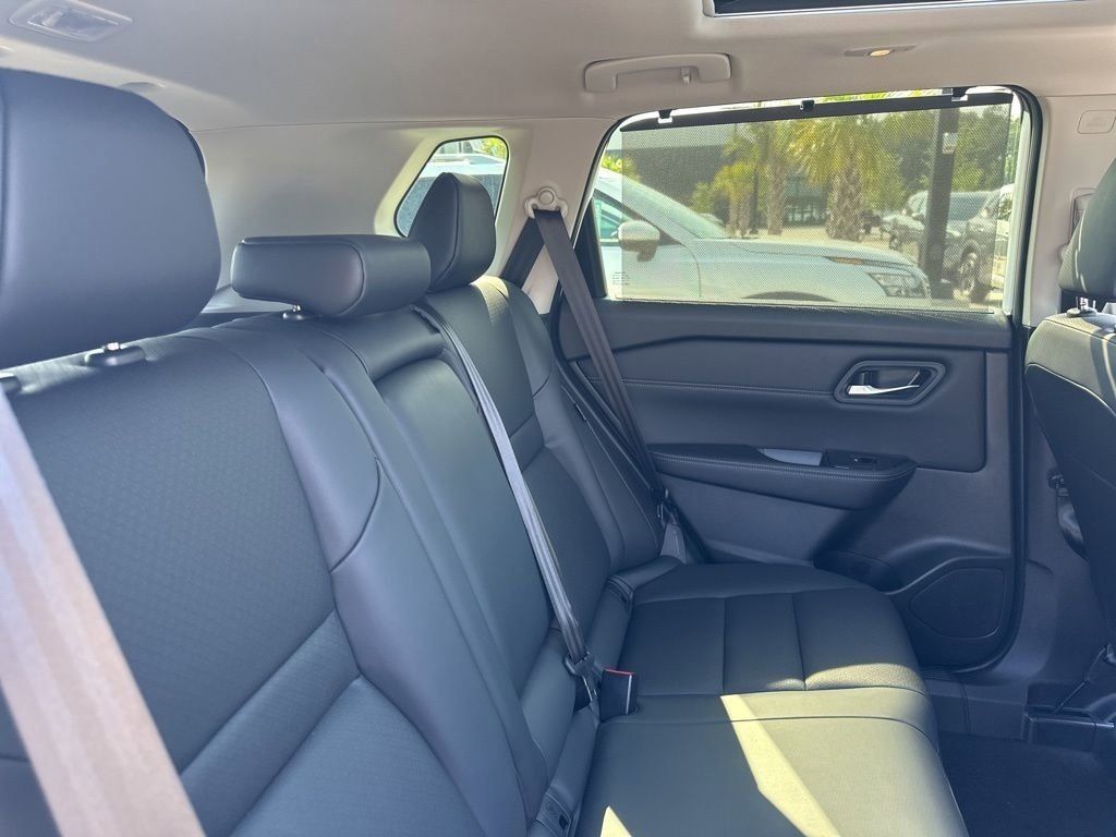 2025 Everest White Pearl Nissan Rogue SV FWD SUV