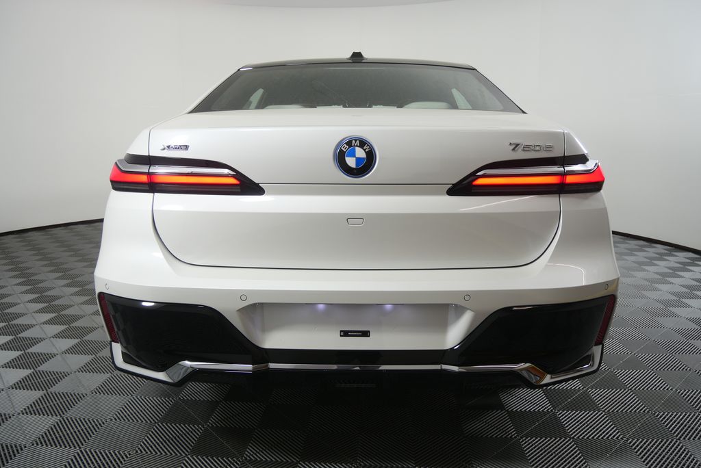 Thumbnail: 2026 BMW 7 Series - 4