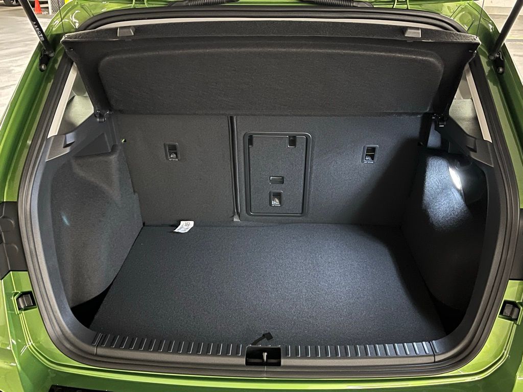 2025 Volkswagen Taos SEL - Photo 37