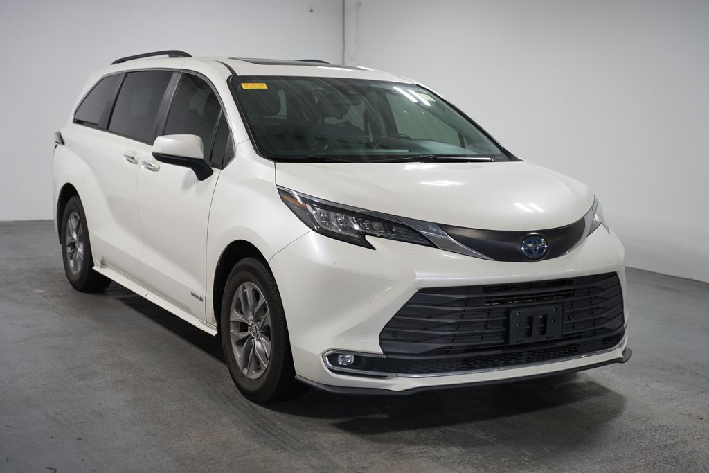Thumbnail: 2021 Toyota Sienna - 3