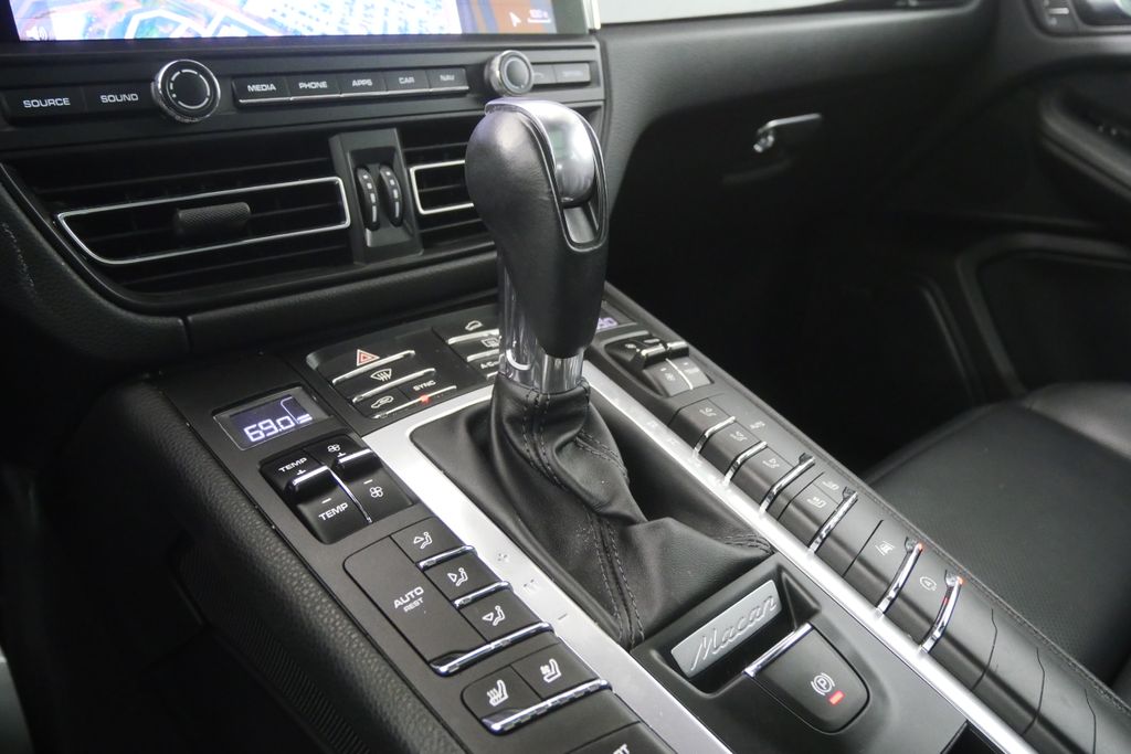 Thumbnail: 2020 Porsche Macan - 22