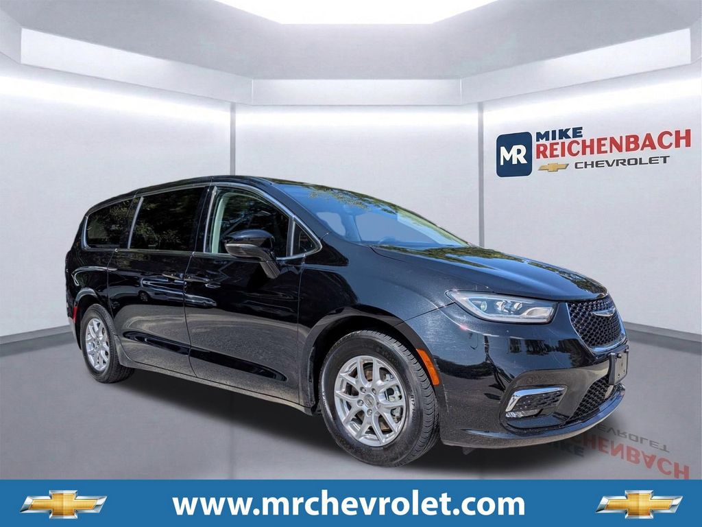 Diamond Black Crystal Pearlcoat 2024 Chrysler Pacifica Minivan Front-Wheel Drive 9-Speed Automatic