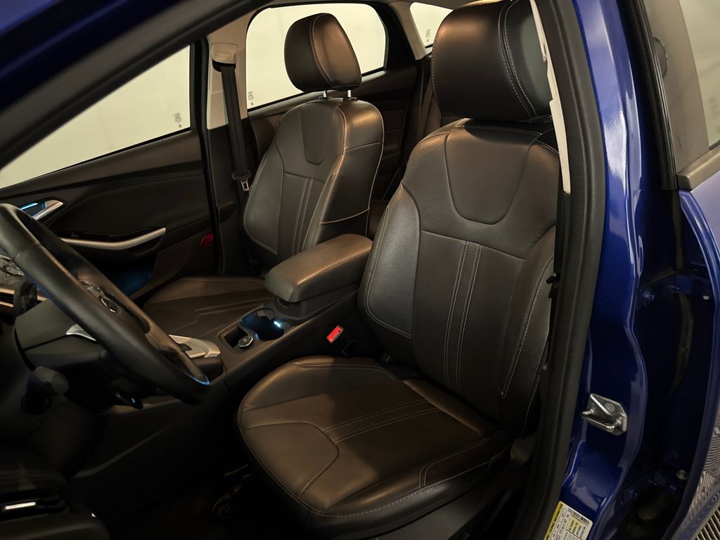 Used 2014 Blue Ford SE image 17