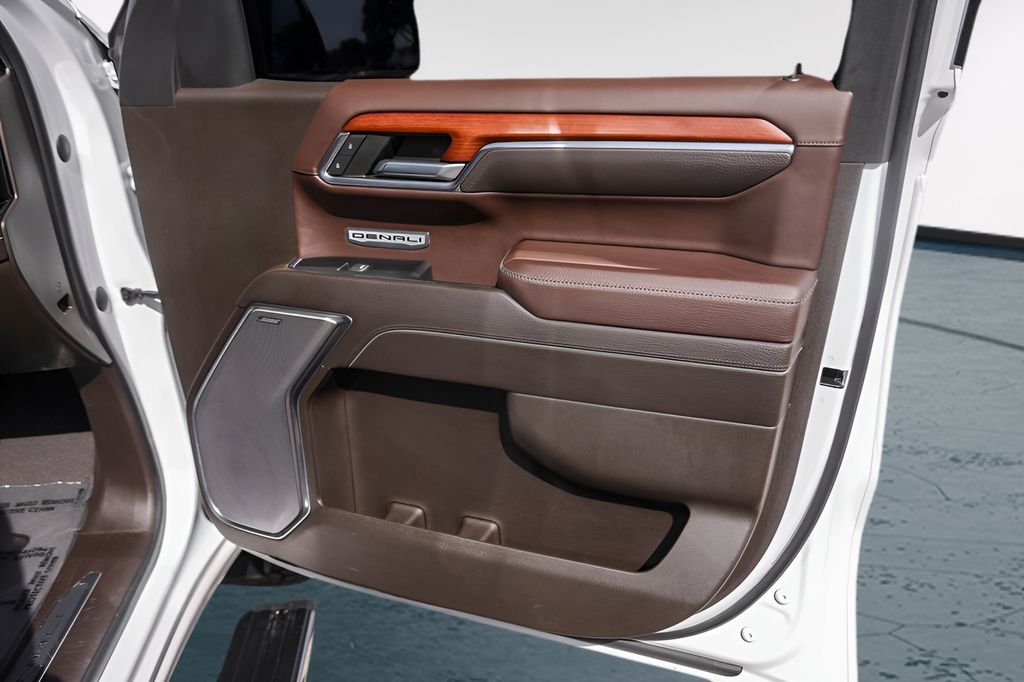 Used 2022 White GMC Denali image 31