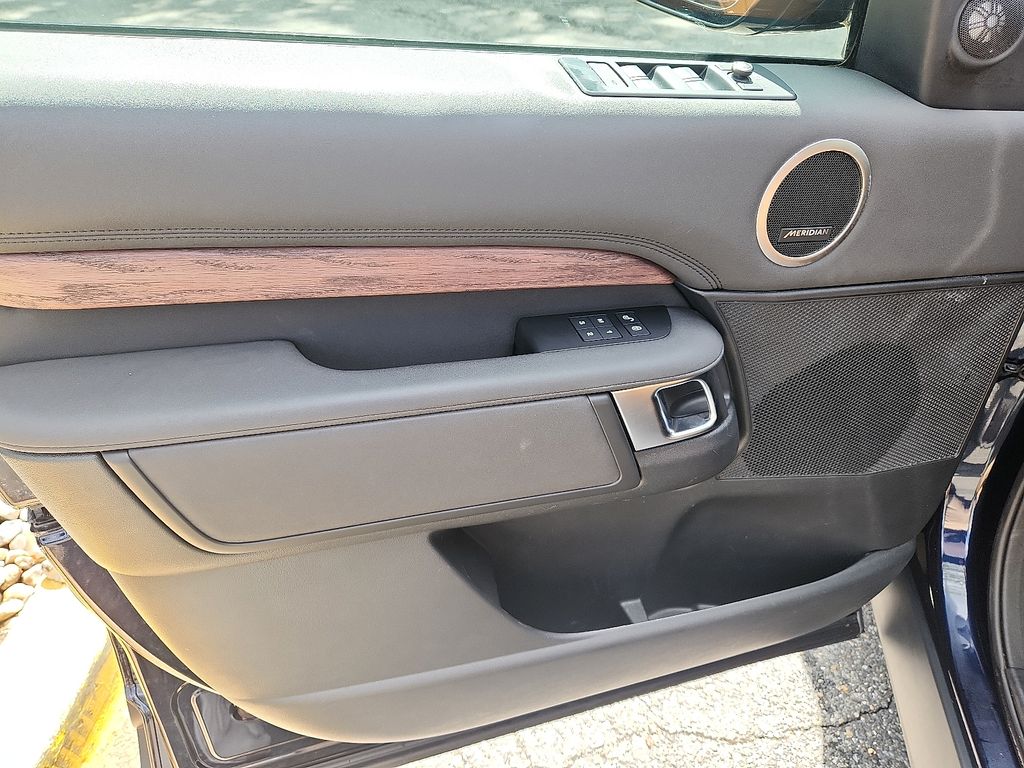 Thumbnail: 2020 Land Rover Discovery - 12