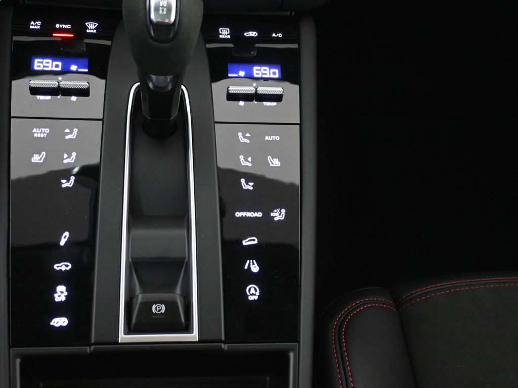 Thumbnail: 2026 Porsche Macan - 25